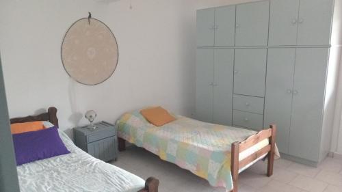 1 Schlafzimmer mit 2 Betten und einem Wandspiegel in der Unterkunft Azulina in Alta Gracia