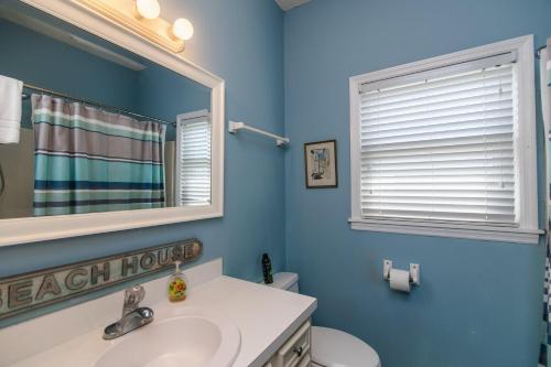 Un baño con lavabo, inodoro y espejo. en M.S. Whaley, en Edisto