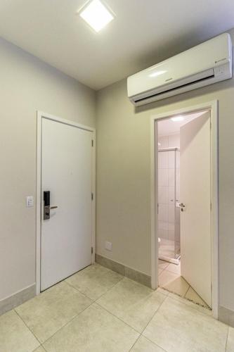 an empty room with a door and a fan at Kaza Noah Jacques Pilon Centro in São Paulo