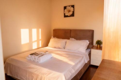 une chambre avec un grand lit avec des draps blancs dans l'établissement Zen-Inspired 2 Bedroom Condo Satori Residences, à Manille