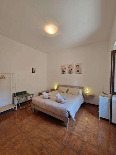 Postel nebo postele na pokoji v ubytování Daisy, cozy apartment in como