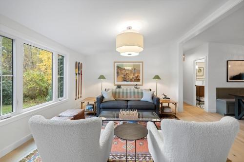 een woonkamer met een bank en twee stoelen bij The Woodsmen in Douglas