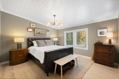 een slaapkamer met een groot bed en een raam bij The Woodsmen in Douglas