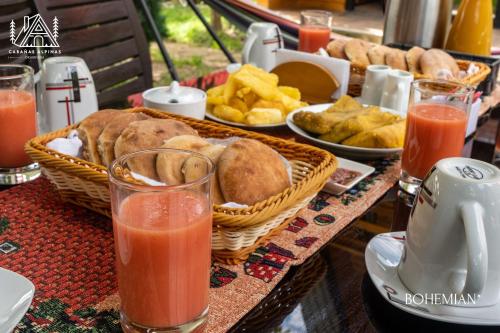 einen Tisch mit Körben mit Speisen und Getränken in der Unterkunft Cabañas Alpinas en Oxapampa in Oxapampa