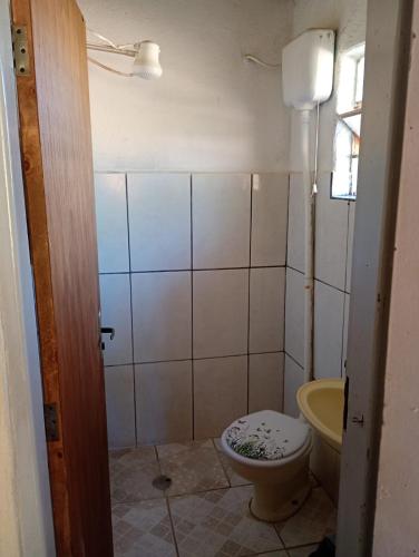 a small bathroom with a toilet and a sink at Morada Jaguary in Camanducaia