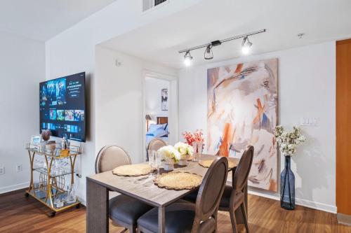 a dining room with a table and chairs and a painting at 2 Santa Monica Beach Walking in Los Angeles