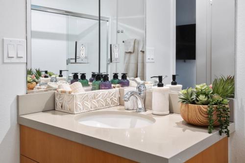 a bathroom counter with a sink and a mirror at 2 Santa Monica Beach Walking in Los Angeles