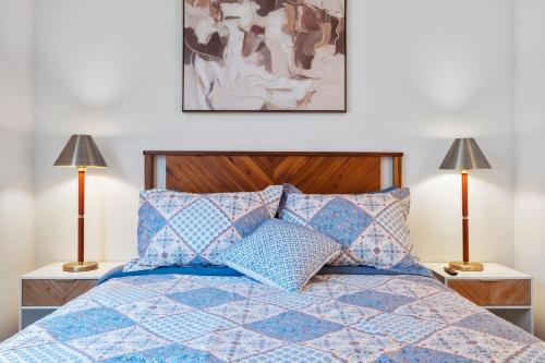 a bedroom with a blue bed with two lamps at 2 Santa Monica Beach Walking in Los Angeles
