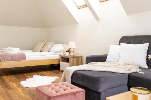un salon avec un lit et un canapé dans l'établissement Spokojny Apartament u Słodyczki w Kluszkowcach, à Kluszkowce