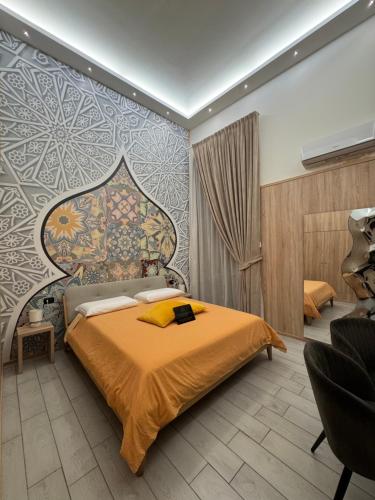 1 dormitorio con 1 cama y un mural en la pared en Kore Luxury Suite e Spa, en Nápoles