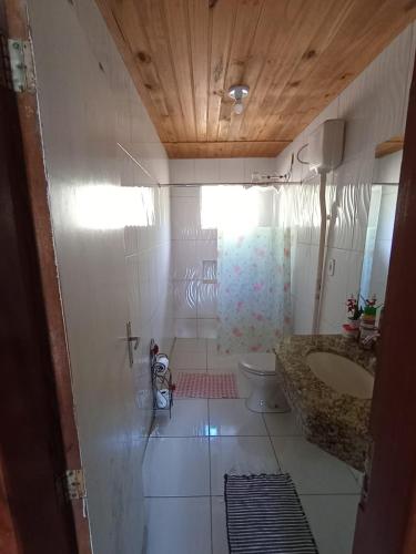a bathroom with a sink and a toilet at Sítio jaguary in Camanducaia