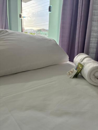 un letto con asciugamani e finestra di Apartamento Flat em Belém a Belém