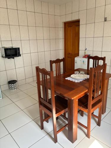 un tavolo e delle sedie in legno in una cucina di Apartamento Flat em Belém a Belém