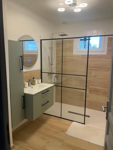 Koupelna v ubytování Maison avec piscine sécurisée au pied des Cévennes