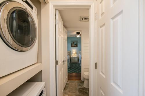 een hal die leidt naar een badkamer met een wasmachine bij 214 Bay Creek Villa in Edisto Beach