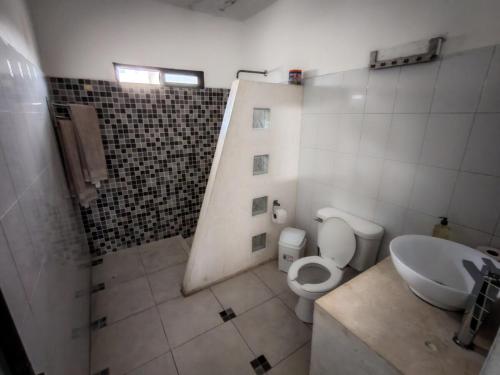 ChuburnáOn Beach Seaside Sunset Haven 1 Nature & Chill的带马桶和水槽的浴室