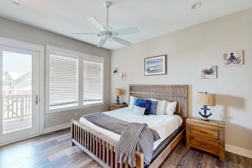 马士腾海滩Perfect Pelican at Palmilla Beach的一间卧室，里面有一张床和一个吊扇