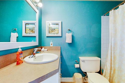 パドレ・アイランドにあるBeach Club - Resting Beach Faceの青いバスルーム(洗面台、トイレ付)