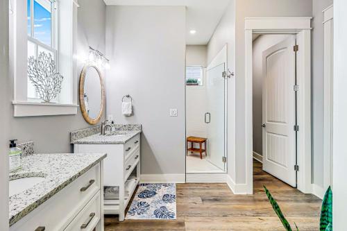 - Baño con 2 lavabos y ducha a ras de suelo en Coastal Happy Ours at Palmilla Beach, en Mustang Beach