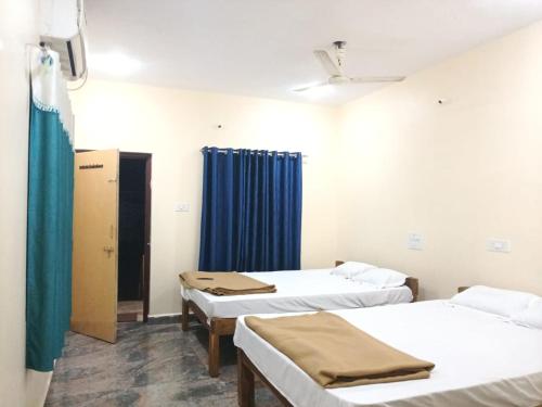 Una cama o camas en una habitación de Stone Guest House Gokarna