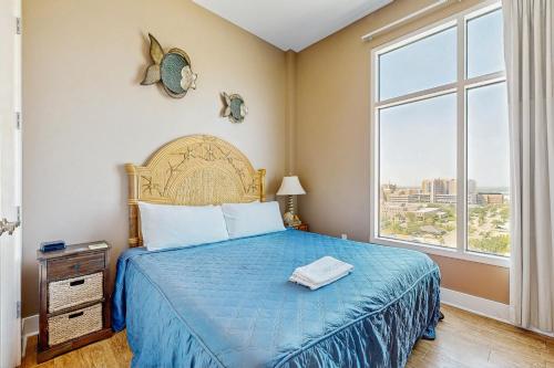 Ένα ή περισσότερα κρεβάτια σε δωμάτιο στο Emerald By the Sea #1302