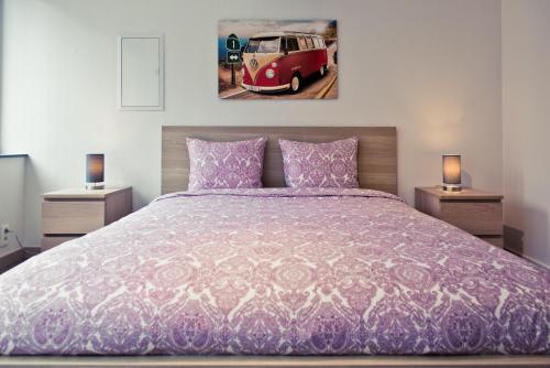 a bedroom with a bed and a painting of a van at Appart-Hotel Léopold Liège Centre in Liège
