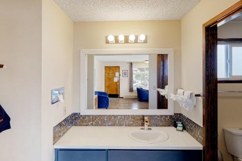 un baño con lavabo y espejo en Lamplighter Inn - 116 Crab Shack, en Bandon