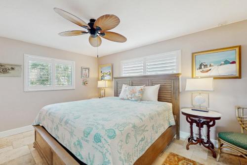 ein Schlafzimmer mit Bett und Deckenventilator in der Unterkunft Shell Seeker in Bowmans Beach Helistop