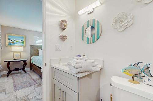 ein Badezimmer mit Waschbecken und Spiegel in der Unterkunft Shell Seeker in Bowmans Beach Helistop