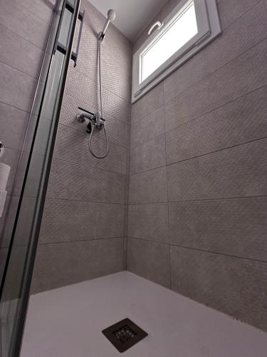 a bathroom with a shower with a window at Dos Mundos in Motril