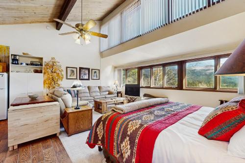 ein Schlafzimmer mit Bett und ein Wohnzimmer in der Unterkunft Tamarron 773 in Rockwood