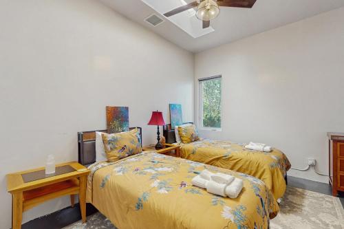 um quarto com duas camas e uma janela em Avalon Myst em Cornville