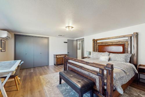 um quarto com uma cama, uma mesa e uma escrivaninha em Wisdom Keeper em Cornville