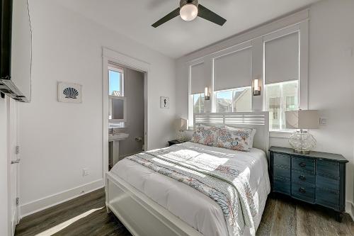 een slaapkamer met een bed en een plafondventilator bij Port Aransas Sunset in Mustang Beach