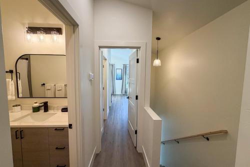 ein Badezimmer mit Waschbecken und Spiegel in der Unterkunft Silver Tip Condo in Girdwood Airport