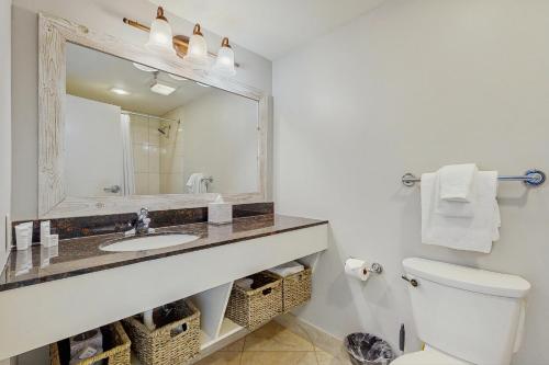 Bayside at Sandestin 6681 في ديستين: حمام مع حوض ومرآة