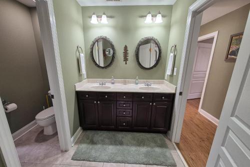 bagno con lavandino e 2 specchi di Mountain View Villa a Lake Lure