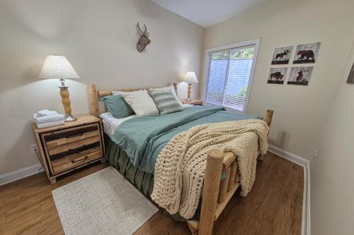 una camera con un letto, un comodino e una finestra di Mountain View Villa a Lake Lure