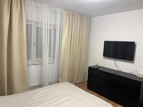 una camera da letto con un letto e una TV a schermo piatto di Urban apartament a Craiova