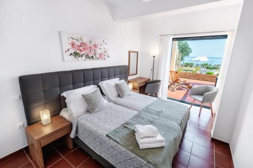 Postel nebo postele na pokoji v ubytování Barbati Beachfront - Pool Villa