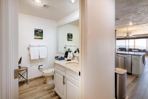 een witte badkamer met een toilet en een wastafel bij Sonoran Spa W101 in Campo del Medio