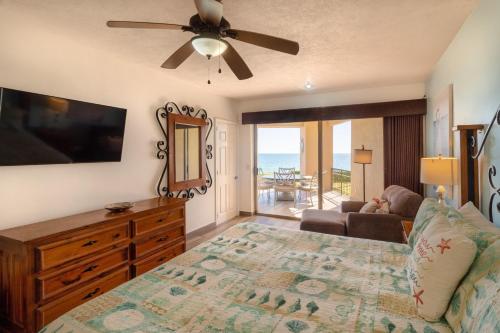 een slaapkamer met een bed en een plafondventilator bij Sonoran Spa W101 in Campo del Medio