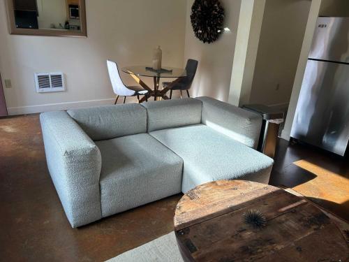 Χώρος καθιστικού στο Desert Vibe 1BR in SE PDX - Local Bars & Food
