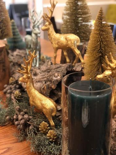 ベルリンにあるホテル エルバ アム クアフュルステンダム デザイン チャンバースのクリスマスの置物とキャンドルが置かれたテーブル