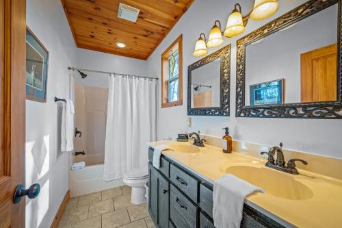 Ένα μπάνιο στο Brow Bella - Mt Views, Hot Tub & Porch