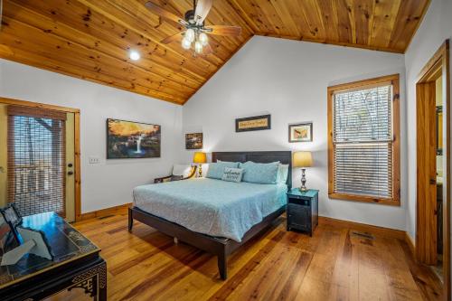 Ένα ή περισσότερα κρεβάτια σε δωμάτιο στο Brow Bella - Mt Views, Hot Tub & Porch