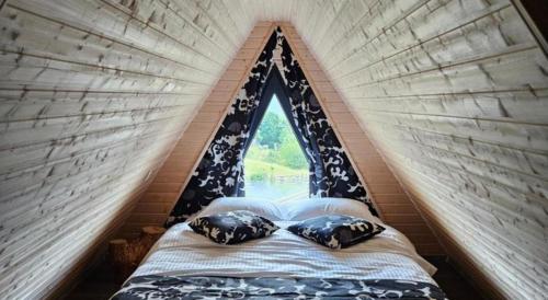 Ένα ή περισσότερα κρεβάτια σε δωμάτιο στο Pensiunea Codru