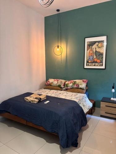 Ένα ή περισσότερα κρεβάτια σε δωμάτιο στο Sliema Comfort Retreat Quiet 1 Bedroom for 4 people with Self CheckIn