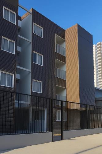 un edificio de apartamentos con una valla delante en Hotel RK, en Antofagasta
