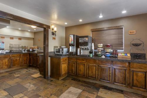 une grande cuisine avec des armoires en bois et un comptoir dans l'établissement Best Western Rancho Grande, à Wickenburg